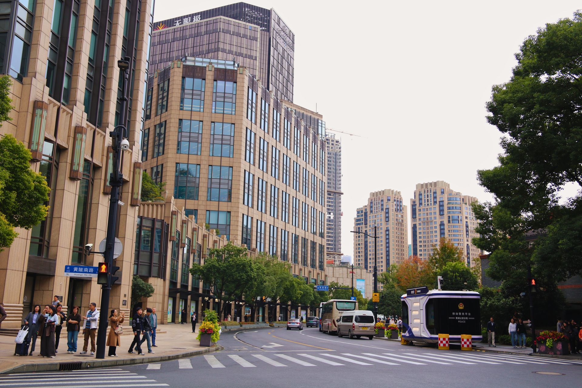 Shanghai：Day and night of the Oriental Pearl
