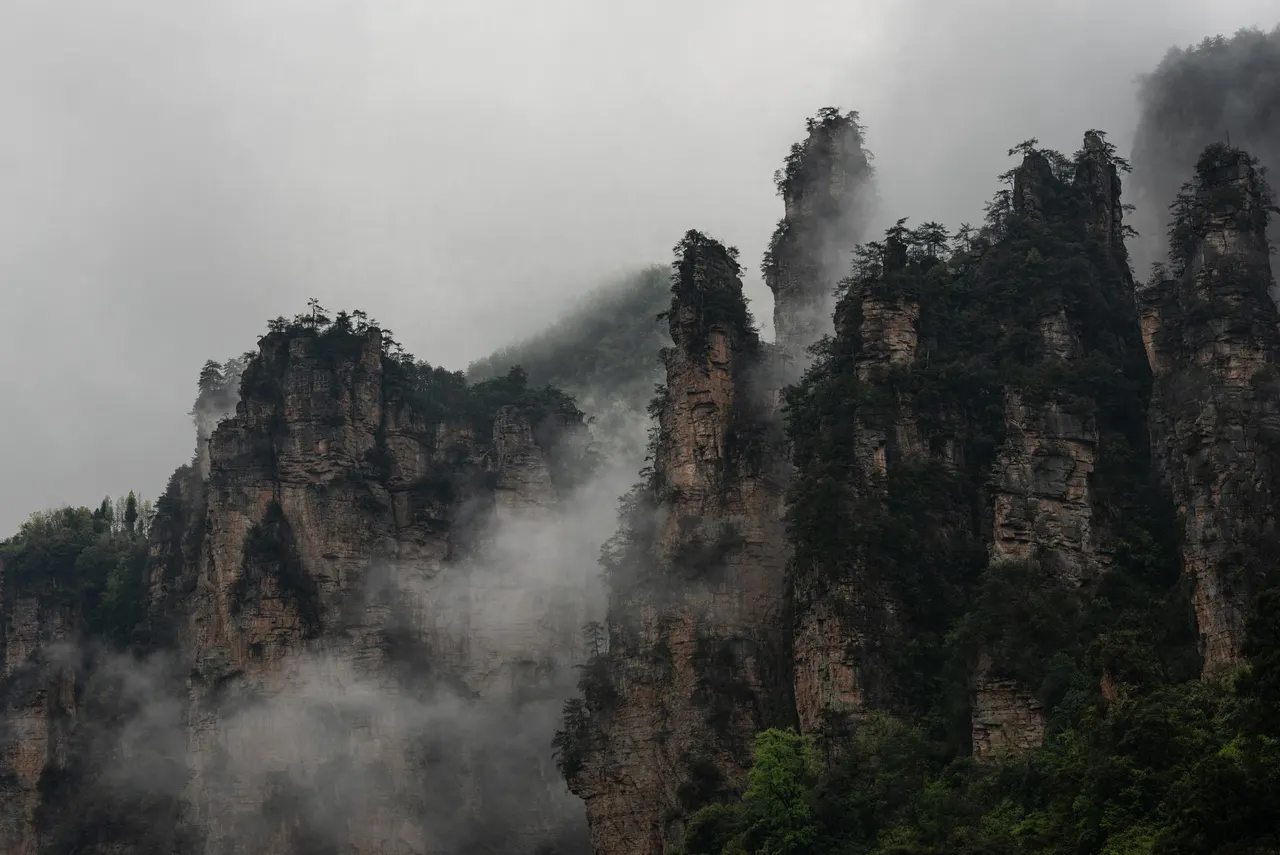 Zhangjiajie：Three thousand peaks, eight hundred waters